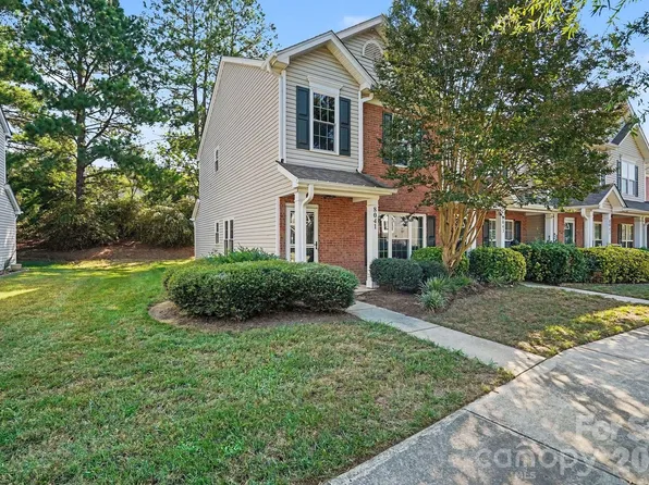 8041 Stoneham Ct, Matthews, NC 28105