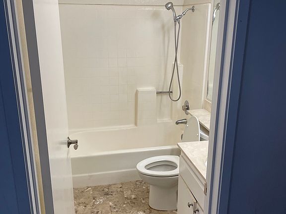 Upstairs full bathroom