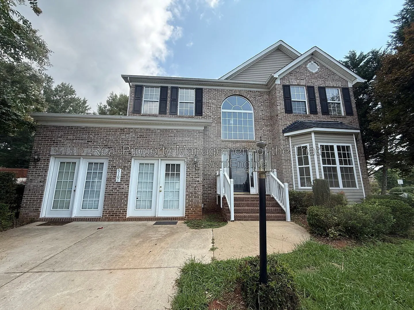 3 bed, 2.5 bath, 2349 sqft, $2,095 — Photo 1