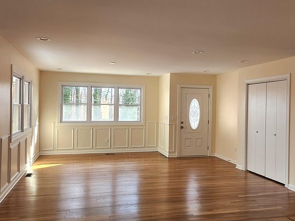 4th image of 910 Ruby St