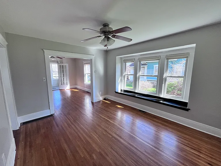 85 Royal Pkwy W — Photo 9