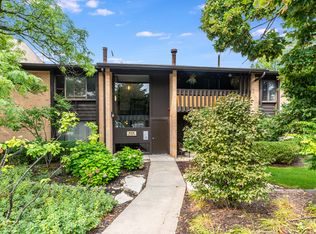 6106 Knoll Valley Dr APT 102, Willowbrook, IL 60527