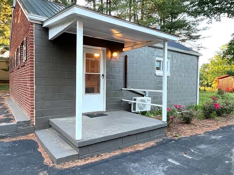 1137 E Keswick Rd — Photo 9