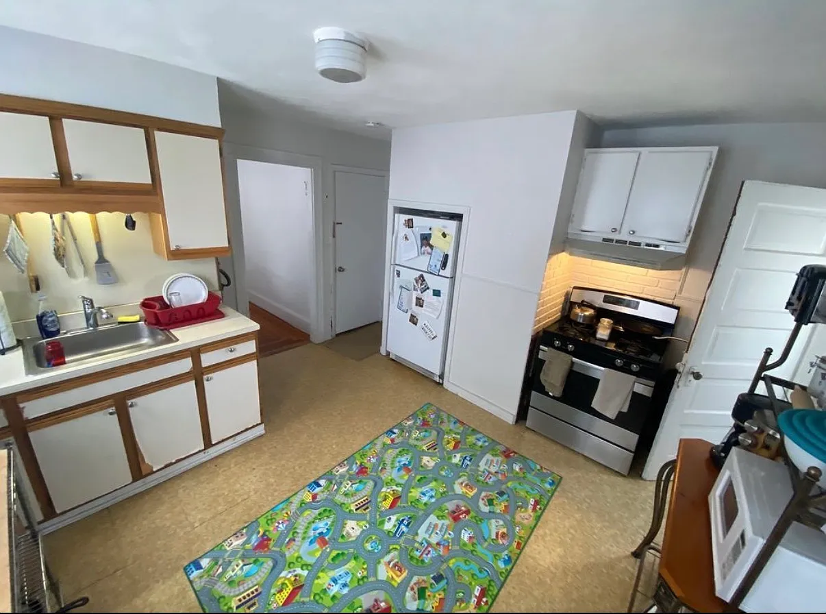 5 bed, 9999 sqft, $6,250 — Photo 1