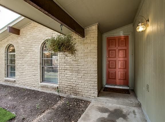 4th image of 3318 Excalibur Cir