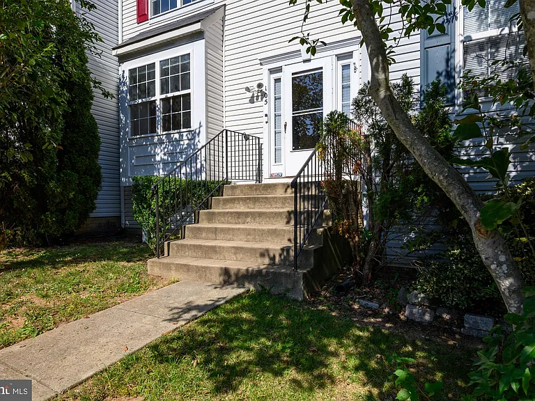 105 Brenwick Ct — Photo 3
