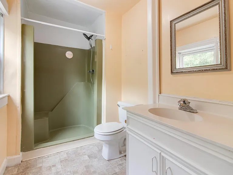 814 Clarendon St — Photo 7