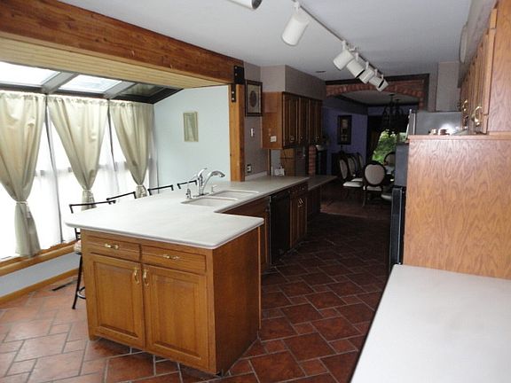 4th image of 290 Crescent Knl