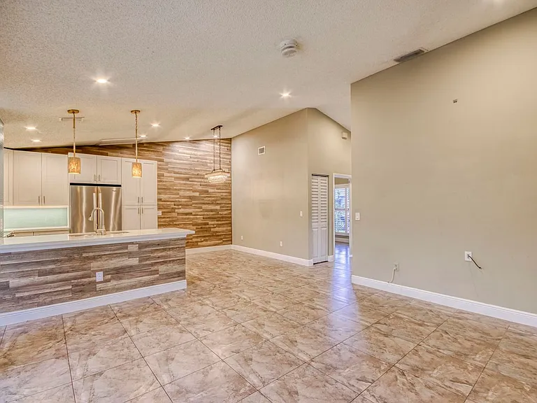 9109 SW 21st St E — Photo 5
