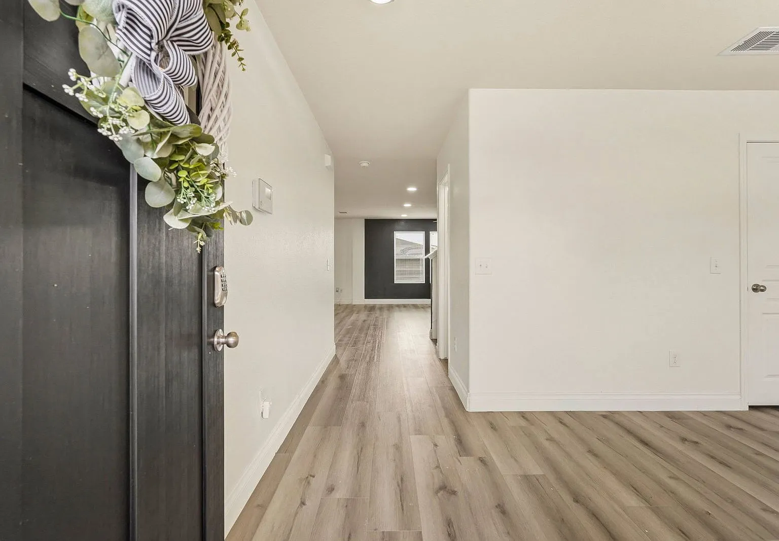 3 bed, 2.5 bath, 2216 sqft, $2,300 — Photo 4