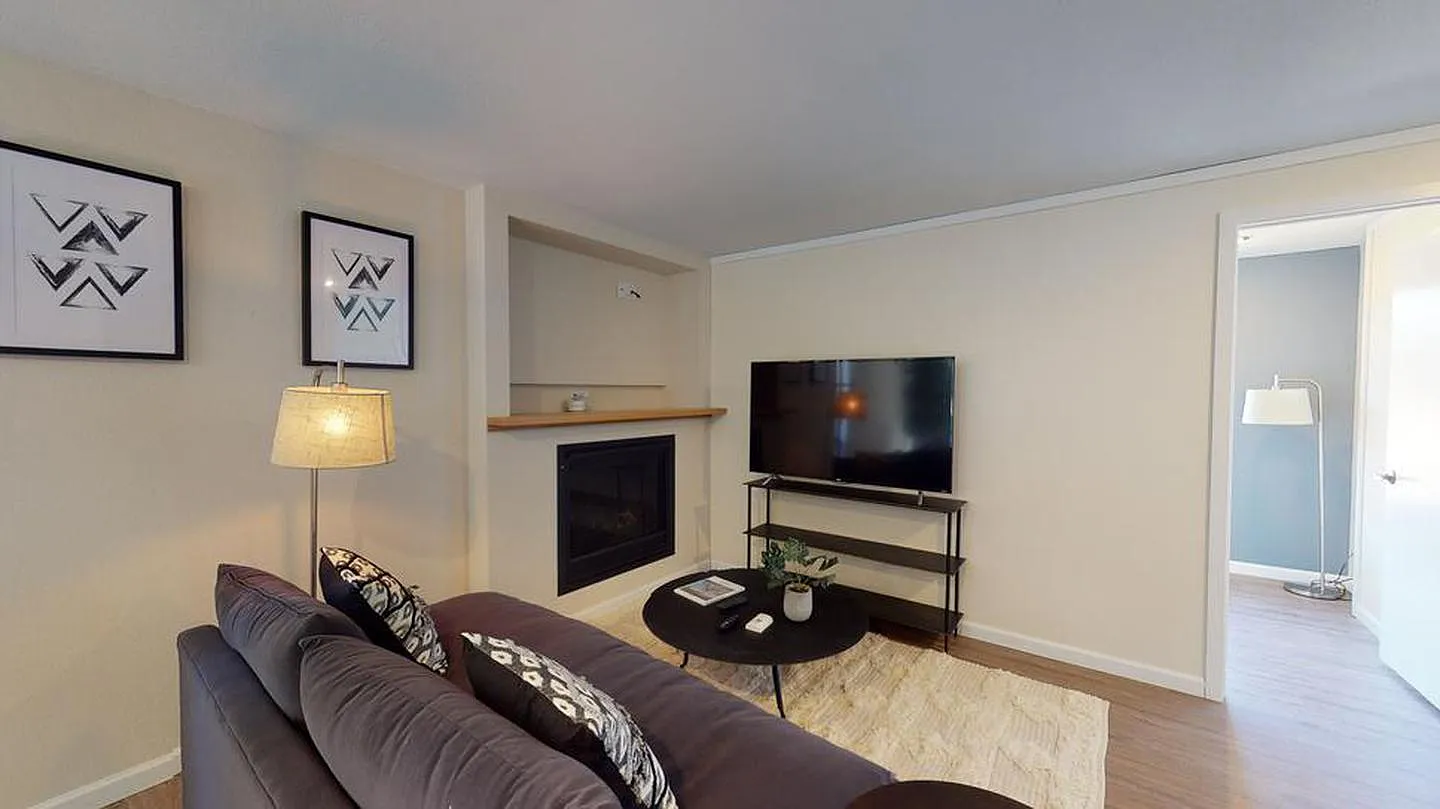 Private Bedroom in Contemporary West Seattle Home with Large Deck — Photo 2