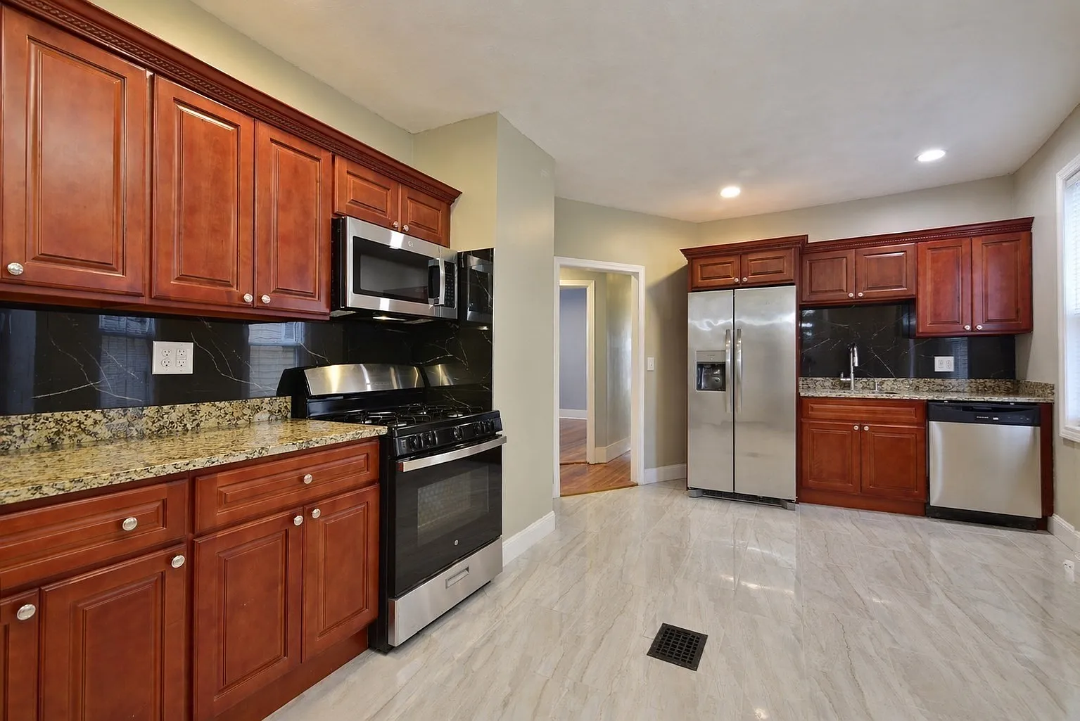 3 bed, 1175 sqft, $3,000 — Photo 2
