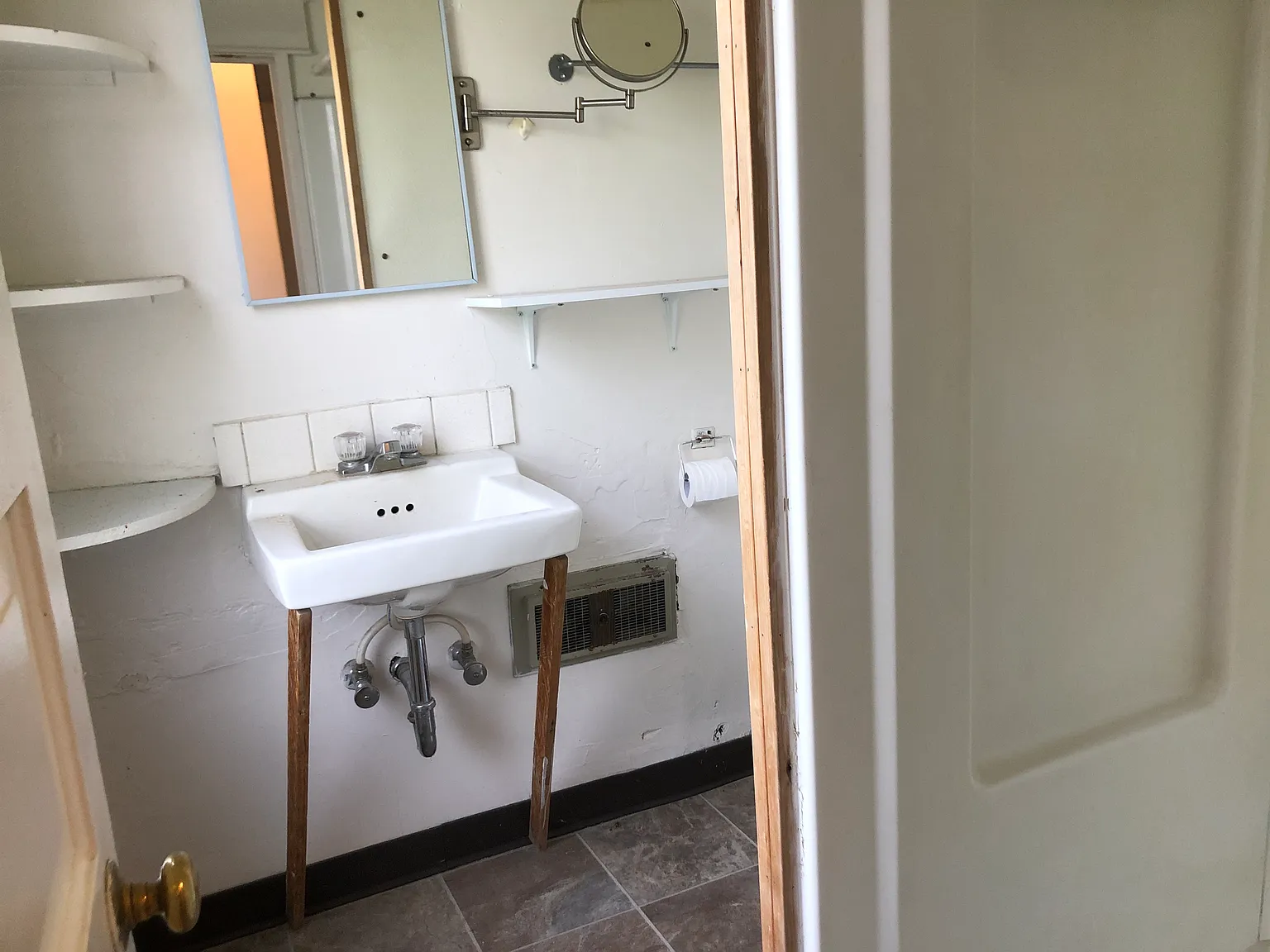 3 bed, 714 sqft, $1,200 — Photo 3