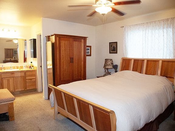 Primary Bedroom with Walk In Closet and en suite Bathroom