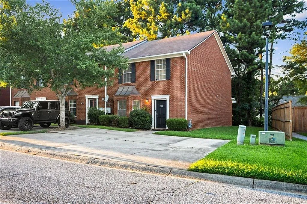 3 bed, 2.5 bath, 1372 sqft, $1,700 — Photo 2