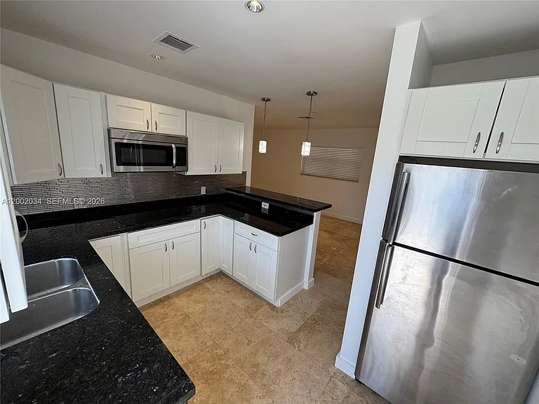 2724 NE 15th St #4 — Photo 4