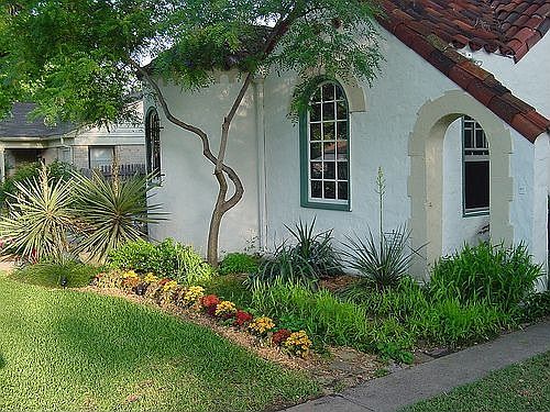 View of the front from the driveway