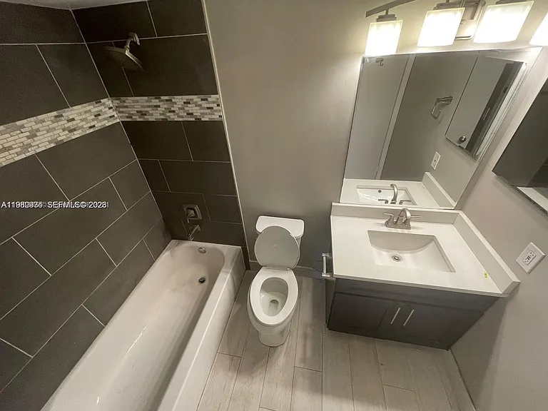 2811 N Oakland Forest Dr #110 — Photo 7