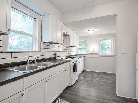 4th image of 742 Oak St