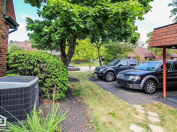 2nd image of 1571 Sandringham Ct