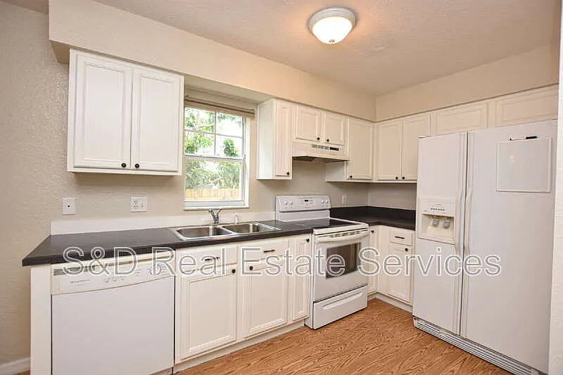 3 bed, 2.0 bath, 1428 sqft, $1,960 — Photo 2