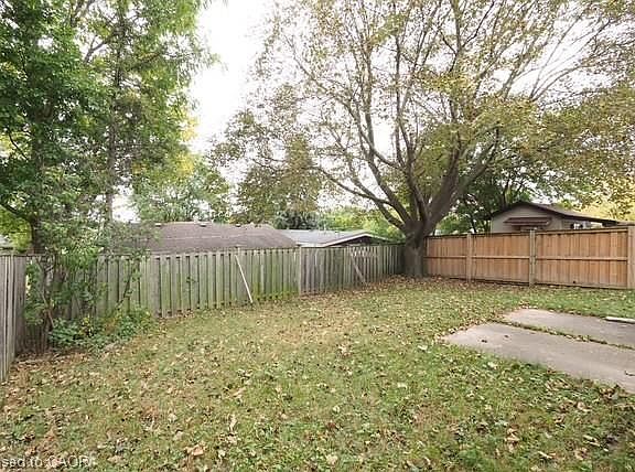 4th image of 90 Pepperwood Cres
