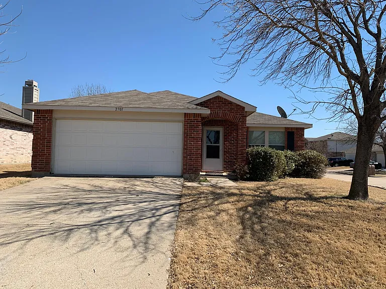 2701 Woodlake Pkwy — Photo 2