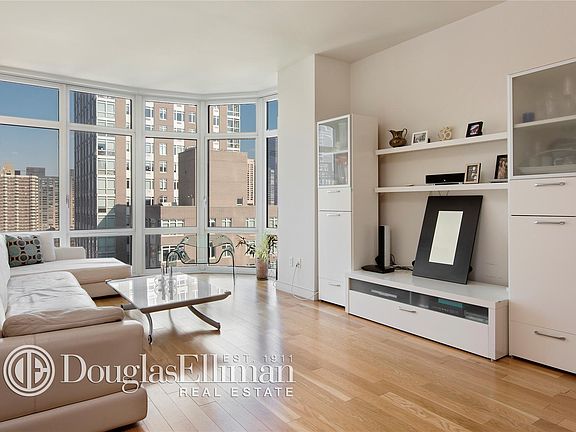 4th image of 555 W 59th St APT 19G