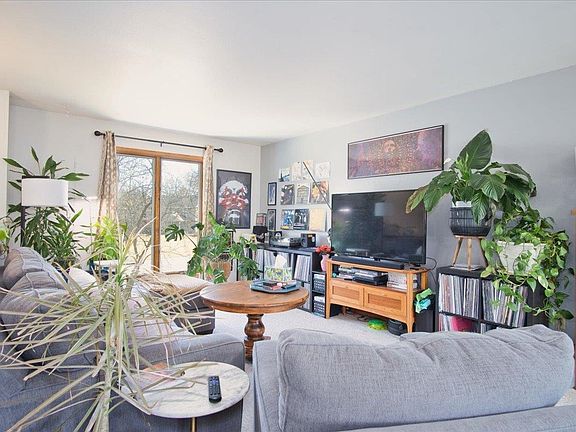 5th image of 713 Crawford Dr