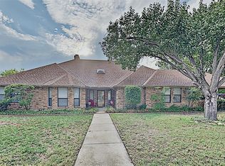 9800 Ravensway Dr, Benbrook, TX 76126