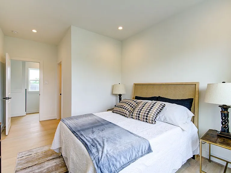 2310 Reinerman St — Photo 2
