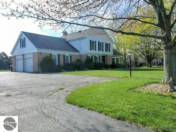 416 Fairlane Dr, Alma, MI 48801