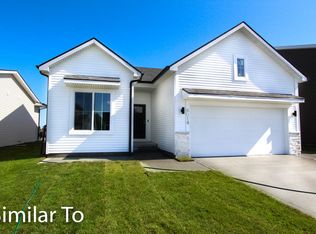2949 Indigo Ln, Pella, IA 50219