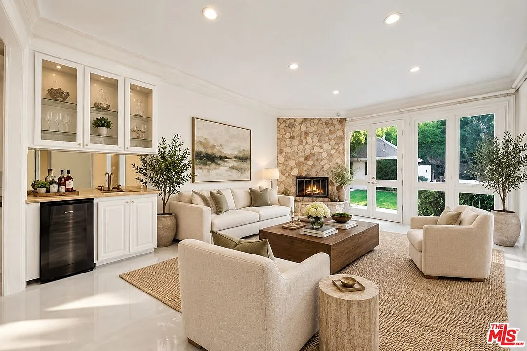 6 bed, 7.0 bath, 5050 sqft, $27,000 — Photo 4