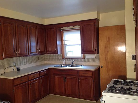3rd image of 685 N Elmwood Ave