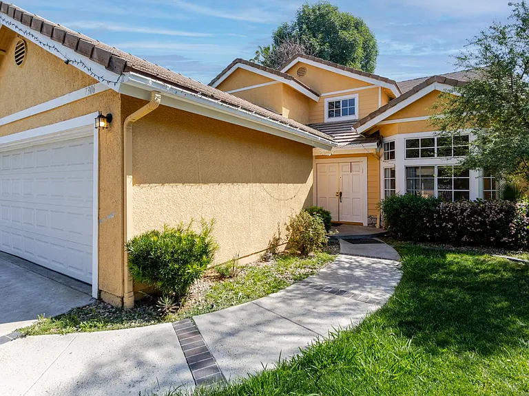 7306 Newcastle Ave — Photo 4