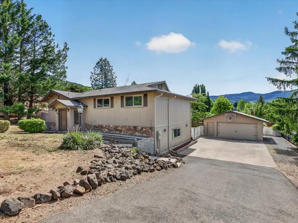 1568 Angelcrest Dr, Medford, OR 97504