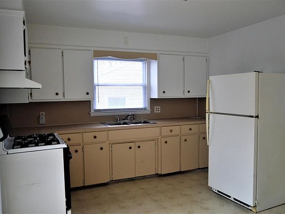 5th image of 629 Cloverdale Ave NW