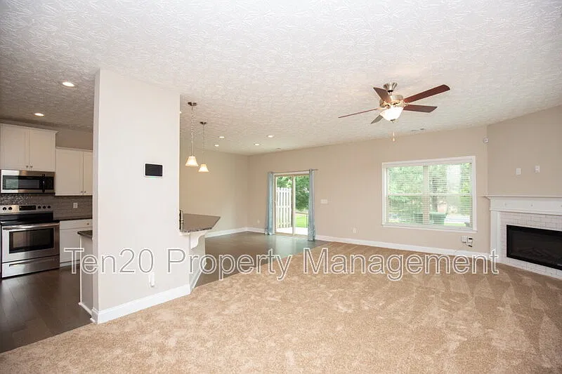 3 bed, 2.5 bath, 1979 sqft, $1,950 — Photo 4
