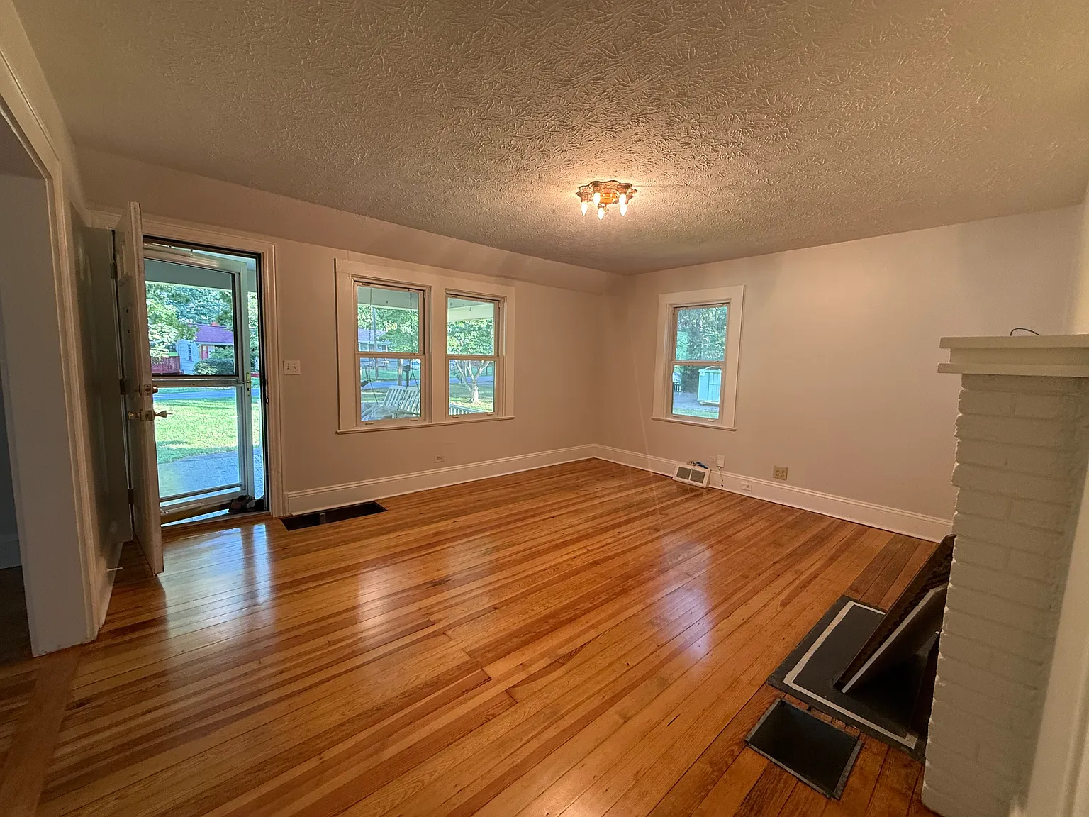 3 bed, 1399 sqft, $2,450 — Photo 2