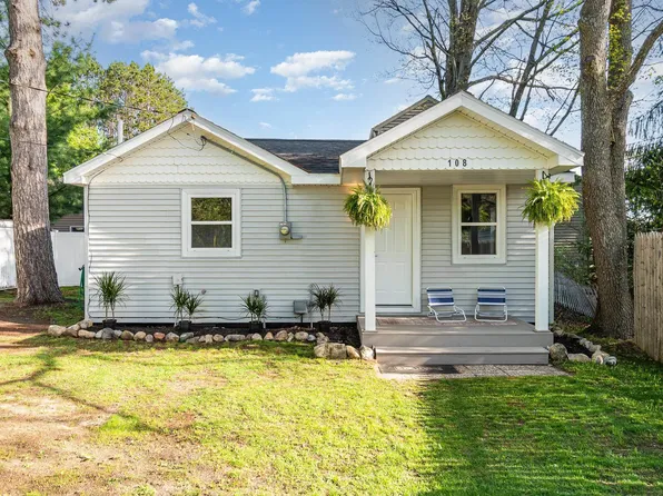 108 Henderson Pl, Cadillac, MI 49601