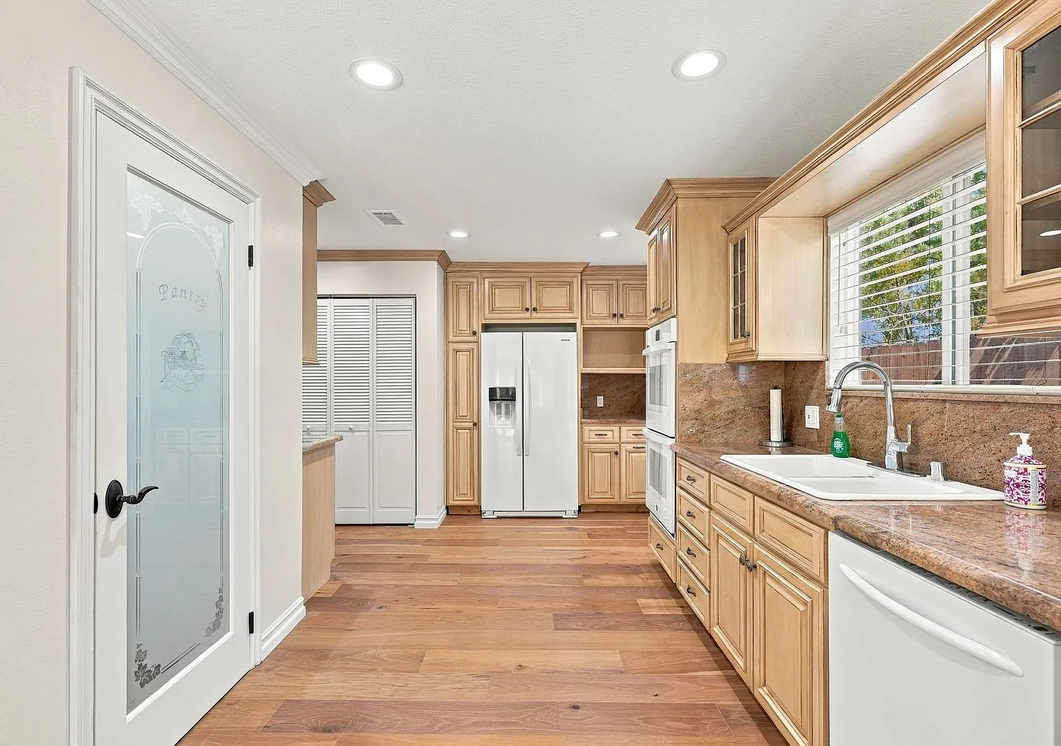 Charming Single Story Woodland Hills Retreat Near Warner Center — Photo 3
