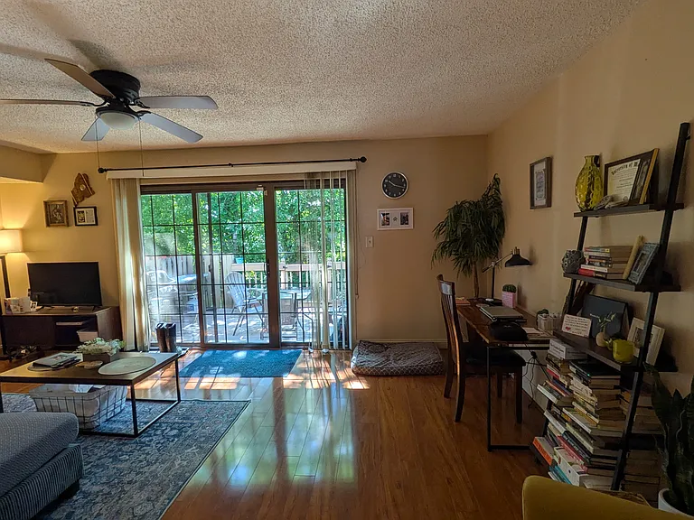 212 East Ct — Photo 13