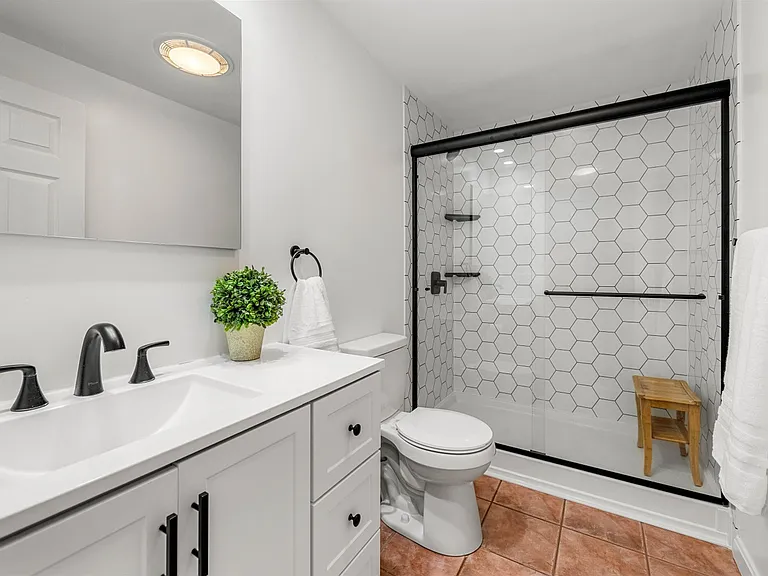 27 Glastonbury Dr — Photo 2