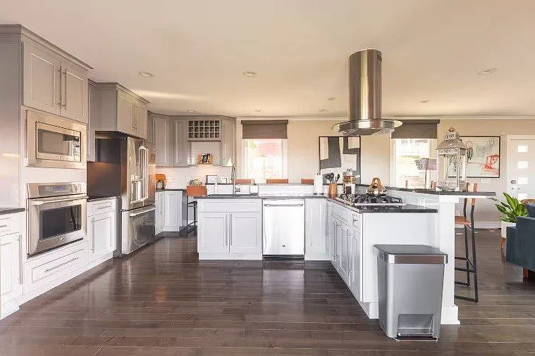 3 bed, 2.5 bath, $6,500 — Photo 2