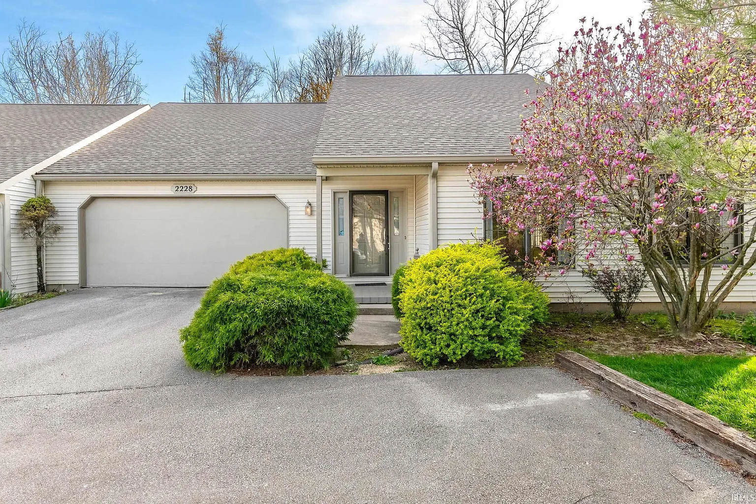 2228 E Cape Cod Dr photo 1