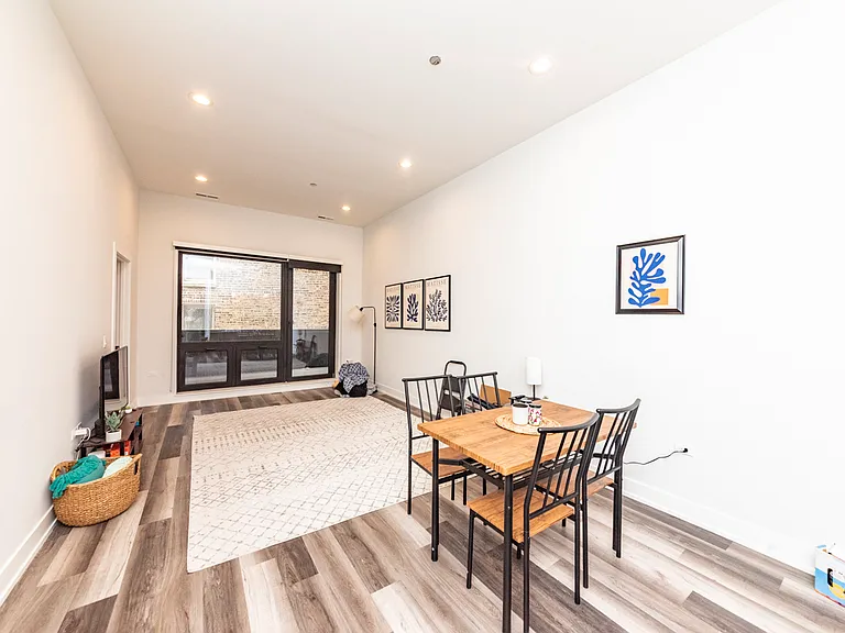 2317 N Clark — Photo 26