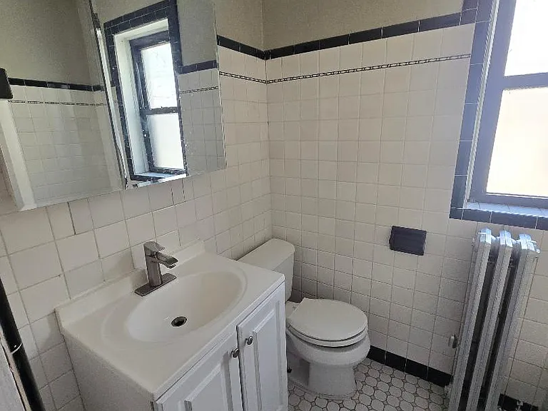 6217 N Artesian Ave #2W — Photo 4