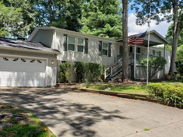 381 Katie Dr, Hendersonville, NC 28792