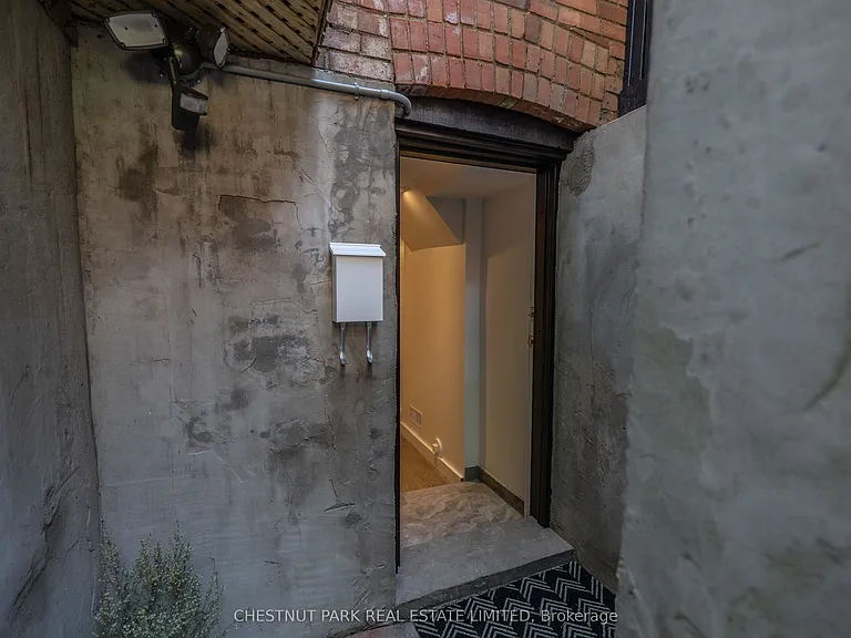 1654 Gerrard St E — Photo 22